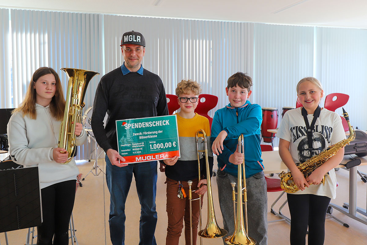 Marcus Bytow bei der Übergabe des Spendenschecks an die Musikerinnen und Musikern der Pestalozzi-Oberschule Oberlungwitz. Foto: MUGLER SE Nachwuchsförderung mit regionalem Fokus – MUGLER setzt Engagement auch 2025 fort