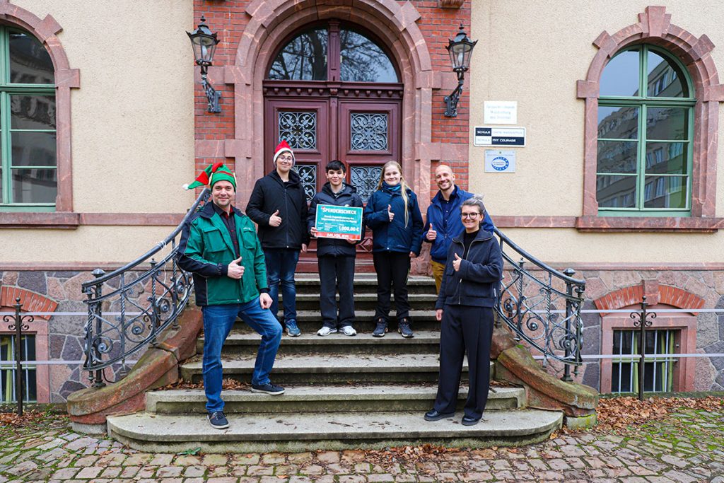 Marcus Bytow, Schülerinnen und Schüler sowie die Geschäftsleitung des Europäischen Gymnasiums Waldenburg Foto: MUGLER SE